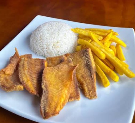 Jantinha com tilápia.  Arroz, batata frita, tilápia e vinagrete