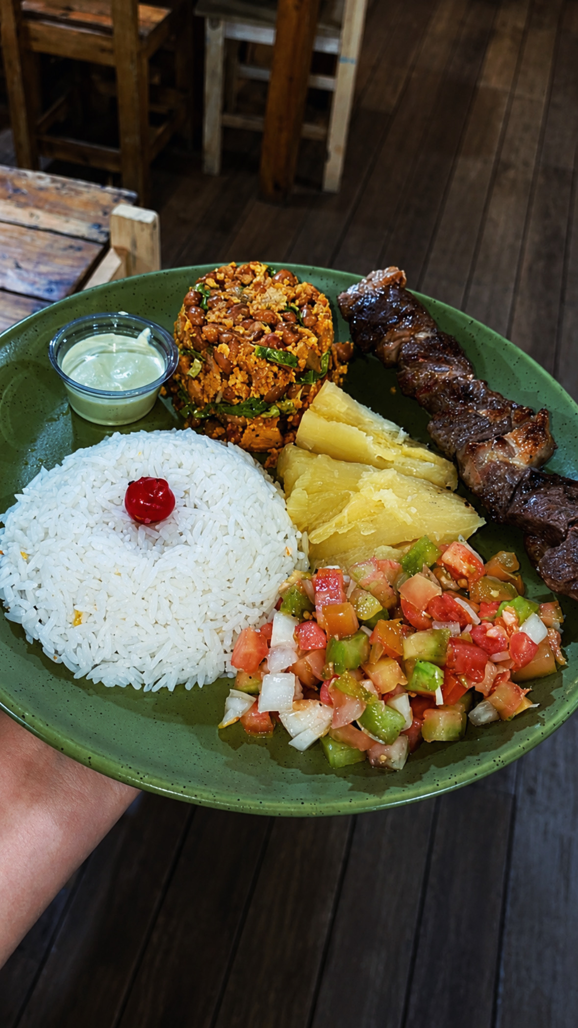 Jantinha de cupim! Arroz, feijão tropeiro, vinagrete, mandioca, batata frita e espeto de cupim