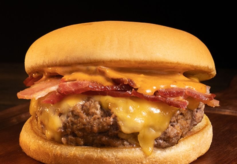 Neto  junior.    Pão gergelim,bacon, mussarela, hamburguer 120gm e molho do chefe  molho verde.